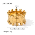 Detalle macro de un anillo dorado con textura de madera y bordes perlados y medidas - Dorado Borde de Cuentas Texturizado Talla 7
