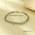 Vue détaillée du bracelet en acier argenté avec dimensions et barre courbée polie de gourmette - Petit Carré Acier