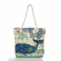 Dettaglio della borsa tote in tela con stampe nautiche di balena e ancora e manici in corda - Stampa Balena Floreale (ms4550b)