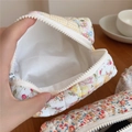 Dettaglio della fodera e cuciture della borsa per trucco in cotone trapuntato a fiori - Floreale Giallo Chiaro Trapuntato