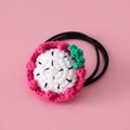 Coletero infantil de ganchillo hecho a mano con diseño de fruta del dragón en fondo rosa - Fruta
