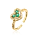 Detalle de anillo dorado abierto con corazón, circonitas verdes y cristales blancos - Abierto Ajustable / Verde