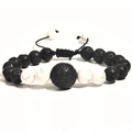 Gros plan de bracelets en perles de lave noire et marbre blanc avec cordon ajustable - 03-Texture Marbre Blanc