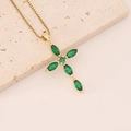 Collana a croce dorata con pietre di zircone verde su sfondo in pietra beige naturale - 1# Verde