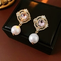 Dettaglio di orecchini vintage dorati con pietre rosa e perle bianche pendenti - Stile 28# Perno in Argento-Oro-Rosa