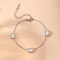 Pulsera de acero inoxidable con colgantes de corazón e incrustaciones de concha blanca - Pulsera de Triple Corazón Color Acero (N112)
