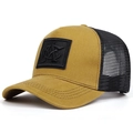 Dettaglio del cappello trucker giallo senape con rete nera e cuciture rinforzate - Regolabile / Cachi