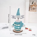 Détail du renne de Noël en peluche de 28cm avec dimensions sur un socle en bois - Renne Bleu