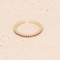 Détail d'une bague dorée ajustable sertie de zircons rouges sur un fond en pierre claire - Pierres Rouges Micro-incrustées (6#)