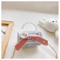 Dettaglio borsa in tweed per bambina con manico di perle e fiocco rosa decorativo - Stile Decorativo Camelia / Blu con Fiocco Camelia