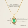 Gros plan du collier en acier doré avec pendentif ovale en zircon vert et détails précis - Collier en Or-Zircon Vert