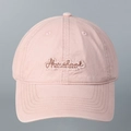 Detailansicht einer rosa Baumwoll-Basecap mit eleganter Abundant-Stickerei vorne - Rosa
