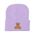 Détail de la broderie ours brun sur un bonnet en maille côtelée couleur lavande - Mauve Clair