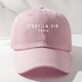 Detail van de roze katoenen baseballpet met witte C'EST LA VIE PARIS-opdruk - Roze