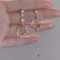 Asymmetrische Ohrringe aus 925er Silber mit blauen Zirkonia-Quasten und Perlen - Asymmetrische Quaste Mond Sterne Ohrstecker