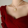 Collana di perle vintage con pendente ovale dorato indossata da una modella - 35+7cm / Collana Oro
