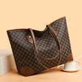 Grand sac cabas monogramme marron avec poignées en cuir et coins renforcés - café