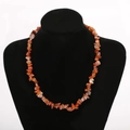 Dettaglio di collana in corniola naturale su espositore per gioielli in velluto - Rosso Marrone/Agata