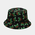 Gros plan du chapeau de pêcheur en toile noire avec des motifs de grenouilles vertes - Grenouille Petits Yeux Réversible