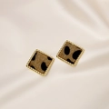 Eleganti orecchini a bottone quadrati con stampa leopardata e cornice dorata - Orecchini a Bottone Quadrati Leopardati con Cornice Dorata