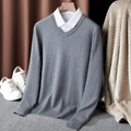 Grauer Herren-Strickpullover mit V-Ausschnitt im klassischen Lagen-Look mit Hemdkragen - M / Grau