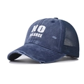 Detail van donkerblauwe vintage baseballpet met NO BALANCE print en mesh achterkant - Verstelbaar / Marineblauw
