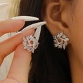 Elegante silberfarbene Spiralohrringe mit funkelnden Zirkonia-Steinen im Marquiseschliff - Ohrstecker / Silberne Ohrstecker