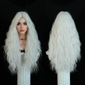 Lange weiße gewellte Kunsthaarperücke für Damen mit natürlichen Locken und Taillenlänge - 72cm / 28 Zoll / Weiß