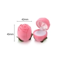 Detailansicht der rosa rosenförmigen Samt-Ringbox mit den Maßen 42 mm x 45 mm - Rosa Rose (mit Blatt)