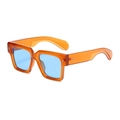 Gafas de sol retro cuadradas naranjas con lentes azules y tachuelas metálicas en fondo blanco - Montura Naranja Lentes Azules