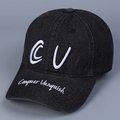 Detail der weißen CV-Stickerei auf schwarzer Denim-Baseballkappe im Vintage-Stil - Schwarz