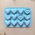 Dettaglio dello stampo in silicone azzurro con 12 cavità a cuore per cioccolato fai-da-te - Blu