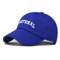 Dettaglio del ricamo bianco NATURAL sulla superficie in cotone del cappello blu - Blu Klein