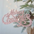 Pendaglio Merry Christmas oro rosa glitterato su un ramo di pino innevato - Rosa