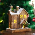 Lichtgevend kersthuisje van verkoold hout met warme LED-verlichting en decoratie - B17021 (Lichtgevende houten hut)