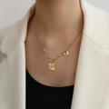 Elegante collana in acciaio al titanio placcato oro 18 carati con lettera M e pendente - Oro