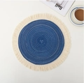 Détail macro du set de table rond en ramie bleu foncé tissé avec franges beige élégantes - 38cm (Glands Inclus) / Bleu
