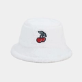 Détail d'un bob en peluche blanc doux avec une texture de broderie cerise rouge sucrée - M (56-58cm) / Blanc