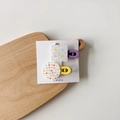 Κοντινό πλάνο με γεωμετρικά κλιπ μαλλιών για κορίτσια σε ξύλινη βάση παρουσίασης - Έγχρωμα Πουά