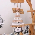 Albero di Natale in legno da appendere con auguri festivi e dettagli di stelle - Colore legno naturale