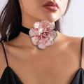 Detalle de gargantilla de camelia en tela rosa con pedrería brillante y banda de terciopelo - Rosa