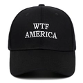 Berretto da baseball in cotone nero con ricamo WTF AMERICA bianco e visiera curva classica - Regolabile / Nero