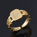 Bague dorée ajustable avec lettre F en zircons brillants et anneau style chaîne - Lettre F