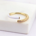Goldener offener Ring mit weißem Emaille-Finish und glitzernden Zirkonia-Steinen - Weiß