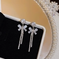 Orecchini a fiocco d'argento con nappe e cristalli scintillanti da donna - Lunga Frangia con Fiocco in Strass Argento (E0417)