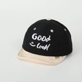 Dettaglio cappellino in cotone per neonati con ricamo GOOD LUCK e visiera beige - 50cm (1-3 Anni) / Nero