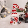 LED Weihnachts-Schneemann Plüschfigur mit rot gestreifter Strickmütze und Holzknopf-Detail - Weißer Schneemann Mit Licht