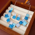 Détail de parure de bijoux carrés émaillés bleus et blancs avec collier et boucles - Bleu Set