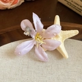 Detalle de pinza para el pelo con flor de tela rosa, mariposa de cristal y cuentas claras - Pinza de pico de pato (Blanco roto)