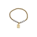 Detail of beaded bracelet with gold beads, pearls and letter E engraved pendant - Letter E